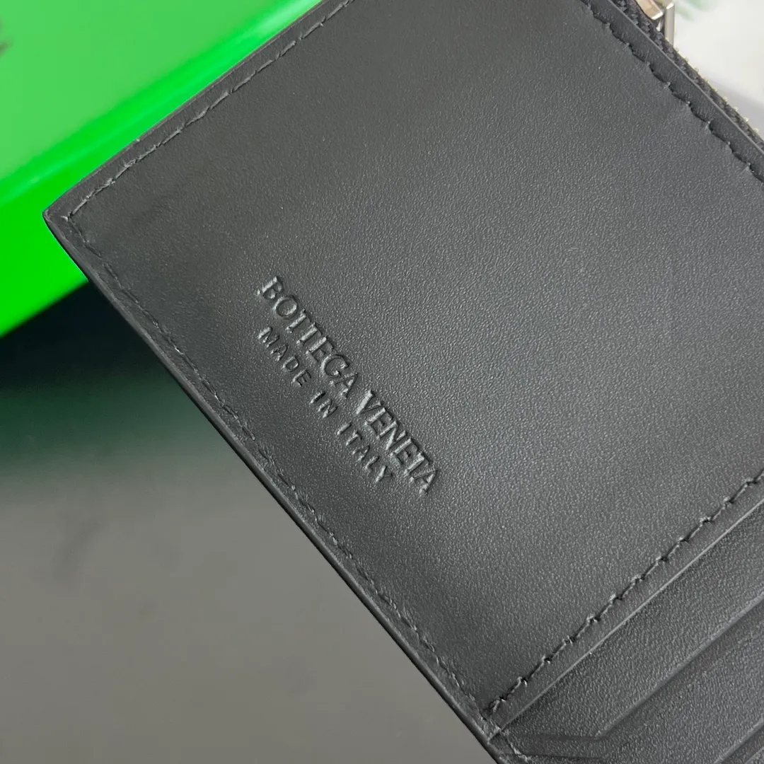 BV’s new 805827 vertical zipper card holder 🎈 The classic small woven work that I miss 0.7 is back. It’s really very design-friendly. The calfskin texture is high-end. It’s carefully designed with five card slots and a central compartment. You can also put cash in for daily use. You deserve to have such an thoughtful design. Size: 12*7*0.5 layers cm P540